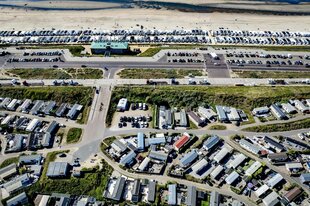Strandhäuser am Strand von Zandvoort im Sommer, wir sheen och die Zufahrtsstraßen