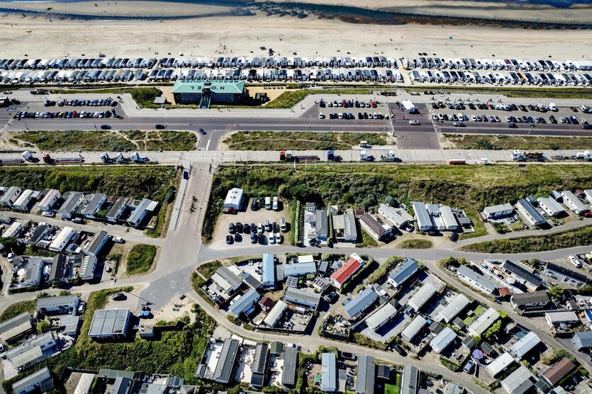 Strandhäuser am Strand von Zandvoort im Sommer, wir sheen och die Zufahrtsstraßen