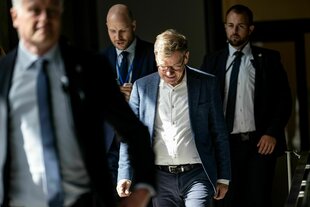 Johann Wadephul von seinen Personenschützern umgeben, den Kopf gesenkt