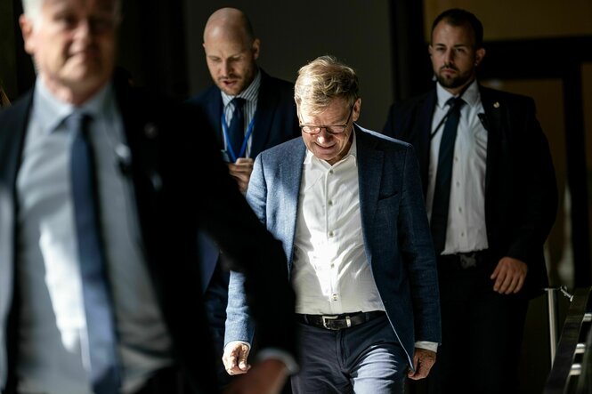 Johann Wadephul von seinen Personenschützern umgeben, den Kopf gesenkt