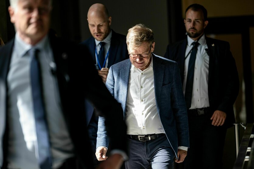 Johann Wadephul von seinen Personenschützern umgeben, den Kopf gesenkt