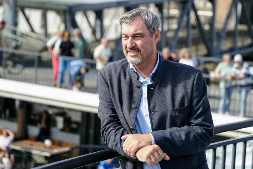 Bayerns Ministerpräsident Markus Söder steht vor der Abfahrt nach Helgoland an Deck, die Zähne zeigend