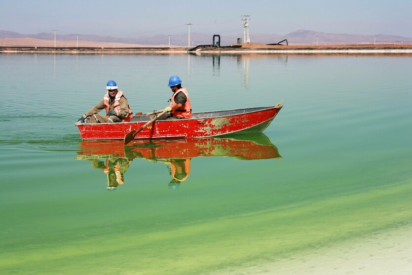 Zwei Arbeiter in einem Boot auf einem Lithium Salz See