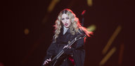 Madonna spielt Gitarre