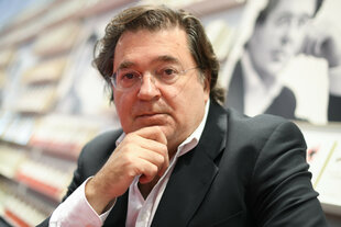 Leon de Winter, die Hand am Kinn