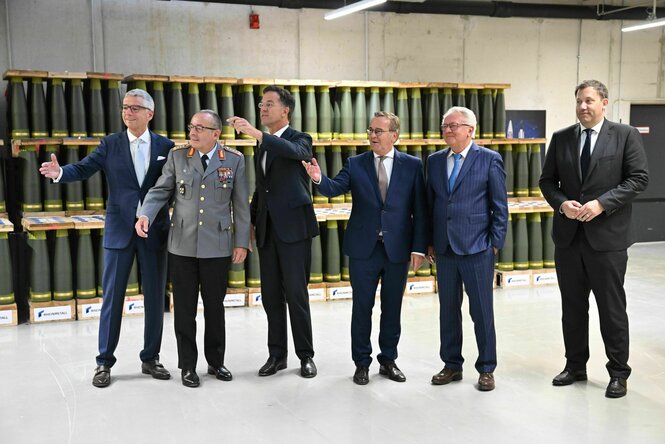 Ulrich Grillo (l-r), Aufsichtsrat Rheinmetall, Carsten Breuer, Generalinspekteur der Bundeswehr, Mark Rutte, Nato-Generalsekretär, Boris Pistorius (SPD), Bundesverteidigungsminister, Armin Papperger, Vorstandsvorsitzender Rheinmetall, und Lars Klingbeil (SPD), Bundesfinanzminister, winken begeistert an den Bildrand
