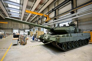 Ein Panzer steht in einer Werkshalle.