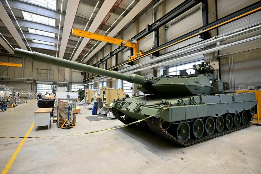 Ein Panzer steht in einer Werkshalle.