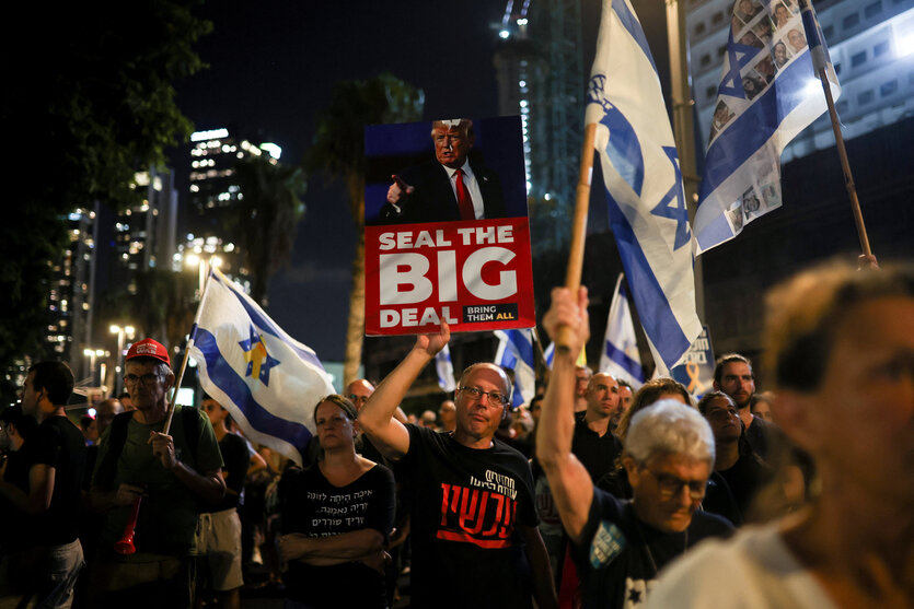 Demonstrierende in Tel Aviv fordern am Dienstagabend ein Waffenruheabkommen
