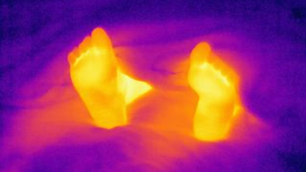 Ein Thermalfoto zeigt Füße unter einer Bettdecke.
