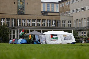 Auf den Wiesen vor der Uni Köln ist ein Pro-Palästina-Protestcamp
