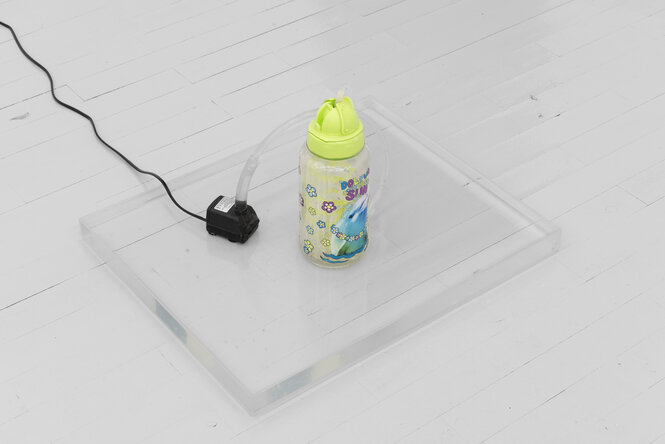Eine Trinkflasche, die Wasser ausspuckt