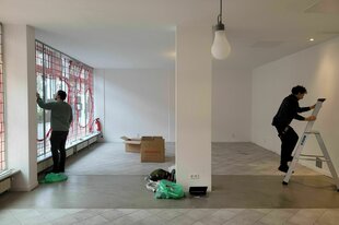 Zwei Personen befinden sich in den letzten Stücken des Rückbaus des Projektraums Dekoloniale