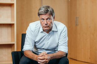 Portrait von Robert Habeck in den Raeumen der Partei Buendnis 90 Die Gruenen im Jakob-Kaiser-Haus
