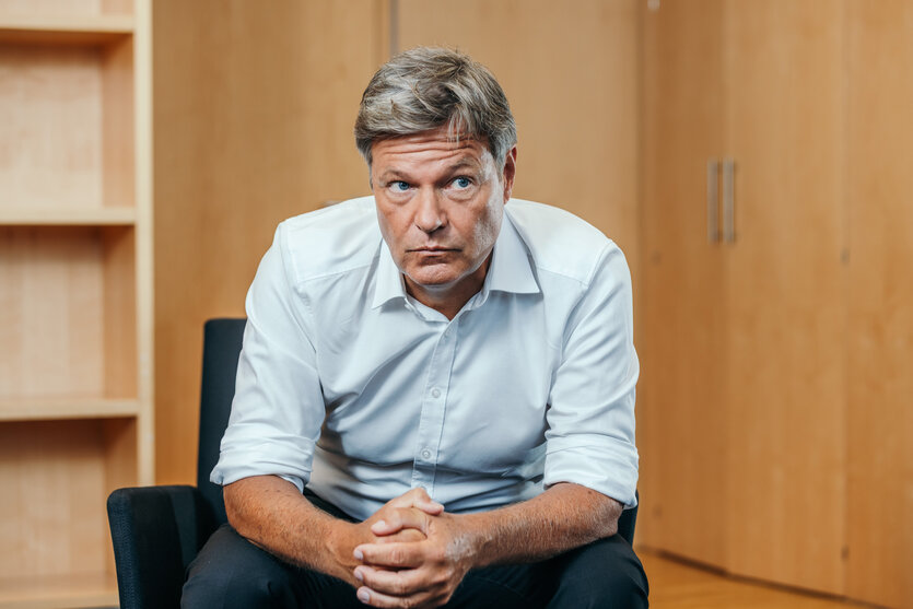 Portrait von Robert Habeck in den Raeumen der Partei Buendnis 90 Die Gruenen im Jakob-Kaiser-Haus