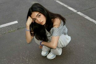 Ceren in Hockposition auf einem Parkplatz