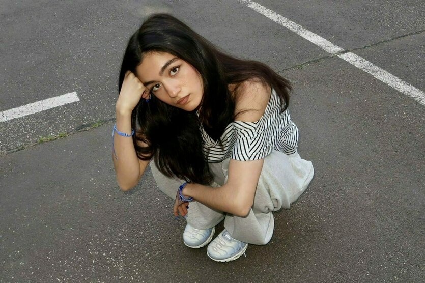 Ceren in Hockposition auf einem Parkplatz