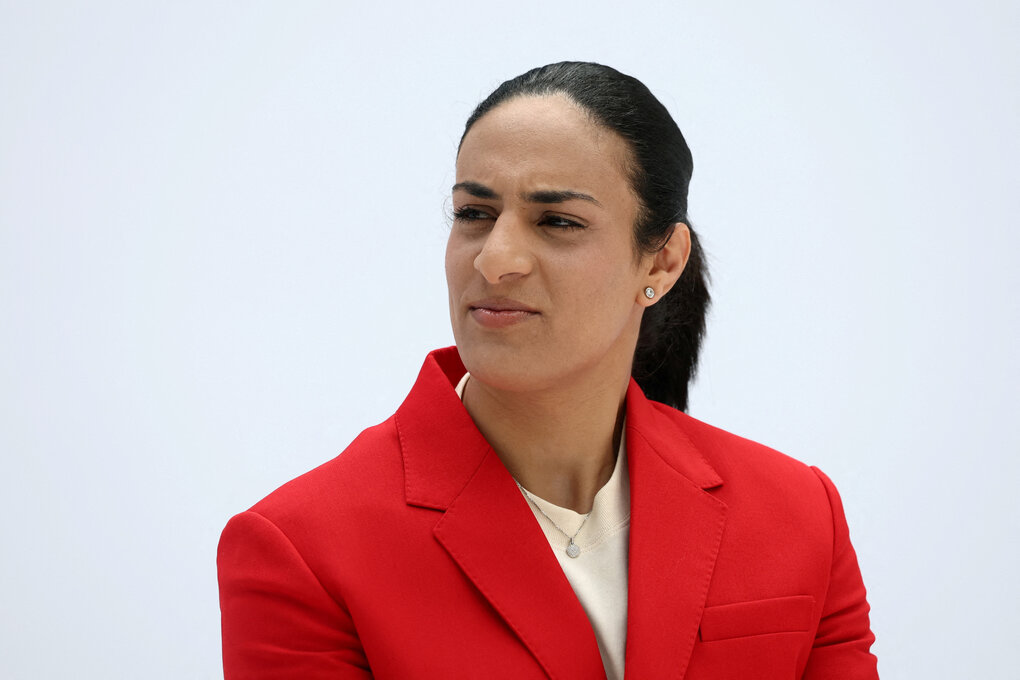 Imane Khelif in rotem Anzug, verzieht ihr Gesicht