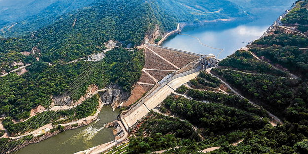 Luftbild von einem Staudamm.