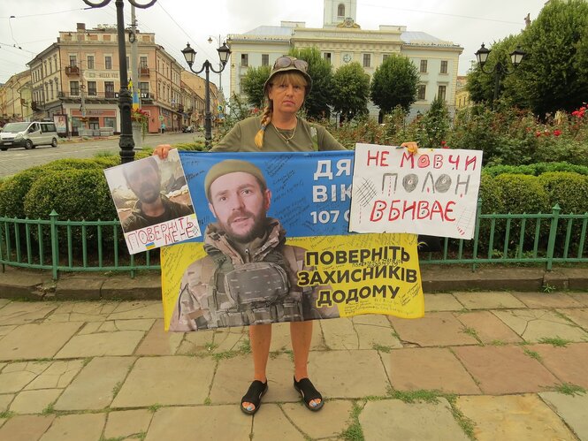 Eine Frau mit Plakaten