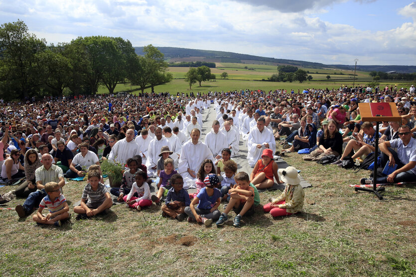 Ökumenischer Feld­gottesdienst bei einem Jugendtreffen im ost­französischen Taizé im Jahr 2022