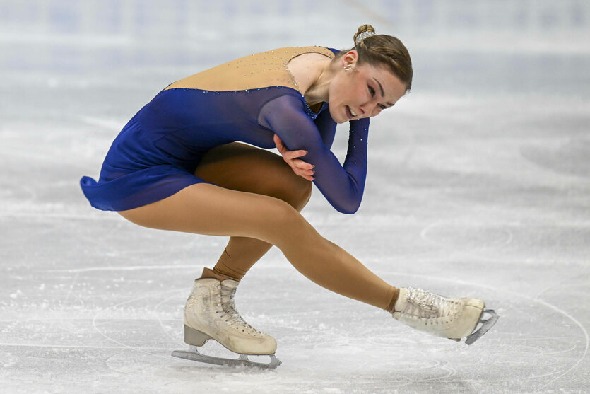 Eiskunstläuferin Isaev in gebückter Haltung auf einem Bein auf dem Eis