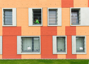 Eine Gefangene schaut aus dem Zellenfenster in der Justizvollzugsanstalt