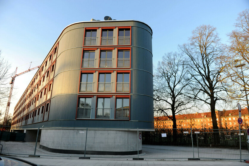 Das Stelzenhaus der Gewofag über dem Parkplatz am Dantebad, entstanden im Rahmen des kommunalen Programms "Wohnen für alle"