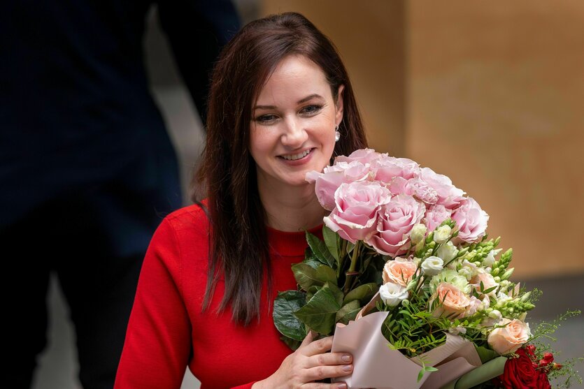 Inga Ruginiene hält einen Blumenstrauss in den Händen