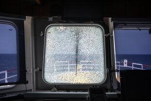 Ein beschädigtes Fenster mit Einschussloch