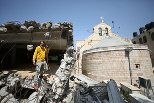 Palästinensischer Christ verzweielt bei seinem Besuch in einer durch israelische Angriffe zerstörten Kirche