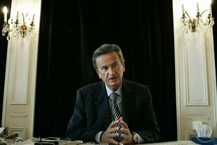 Riad Salameh vor einem hoch-herrschaftlichem Hintergrund, die Hände aufeinander wie Mr Burns und in Anzug und Krawatte