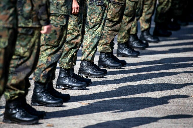 Stiefel vón Bundeswehrsoldaten, die sich in Reih und Glied aufgestellt haben