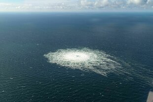 Luftaufnahme zeigt großes Blubbern auf der Ostsee nach dem Anschlag auf die Gaspipeline Nord Stream 2