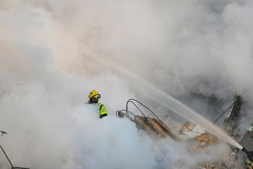 Feuerwehrleute löschen am Donnerstag ein brennendes Wohnhaus nach einem russischen Angriff in Kyjiw