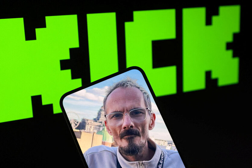ein Mann auf einem Handy Bildschirm, dahinter grüne Schrift