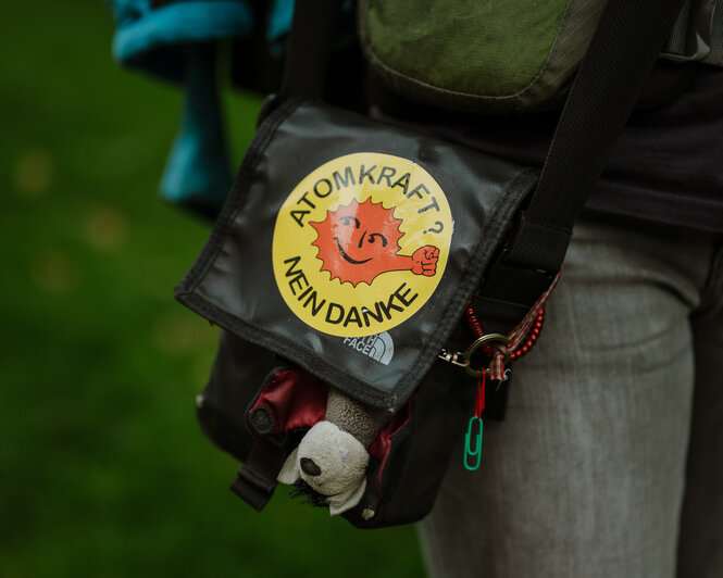 Ein Anti-Atomkraft Sticker auf einer Tasche