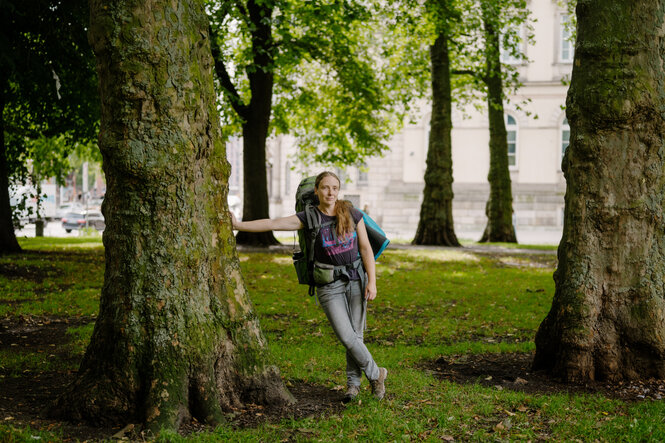 Hanna Poddig lehnt sich an einen Baum