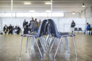 Stuhlreihen, nach links und rechts gerichtet, in einem Wartesaal