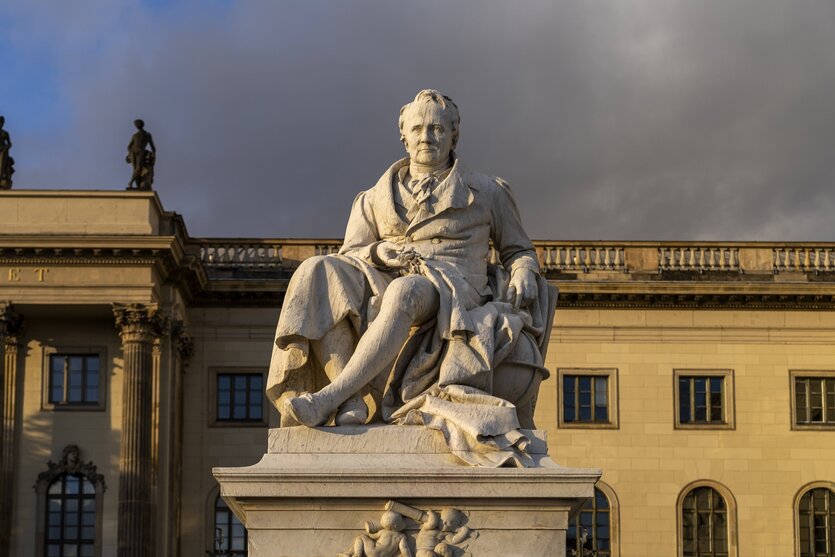 Alexander von Humboldt Das Denkmal vor der Humboldt-Universität