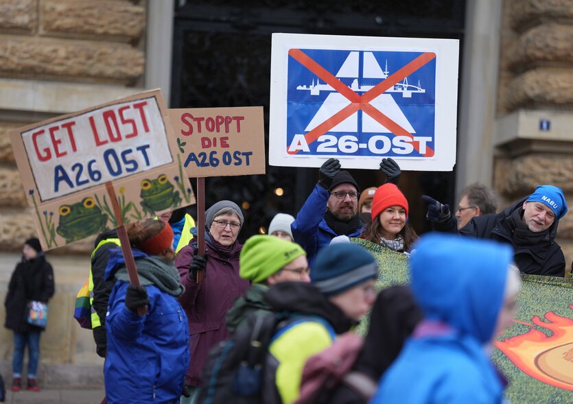 Im Rahmen eines Klimastreiks demonstrieren Menschen vor dem Hamburger Rathaus gegen die A26 Ost
