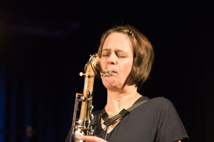 Ingrid Laubrock spielt ihr Tenorsaxofon