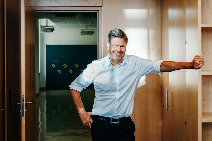 Robert Habeck stützt sich in seinem leer geräumten Büro an der Wand ab