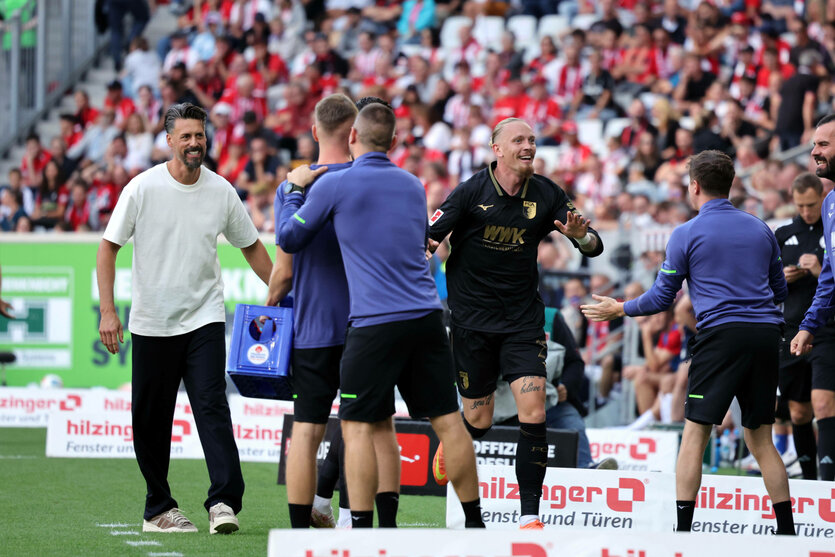 Sandro Wagner freut sich an der Seitenlinie mit anderen über ein Tor