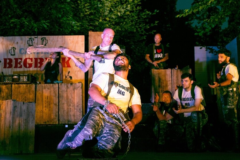 Schauspielernd Knackis im Wald der Berliner Jungfernheide. Szene aus "Mann ist Mann"