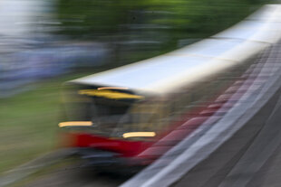 Eine S-Bahn fährt (Wischeffekt durch Langzeitbelichtung)