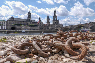 Halb ausgetrocknete Flußbett der Elbe, im Vordergrunde eine verrostete Ankerkette, im Hintergrund die Dresder Altstadt