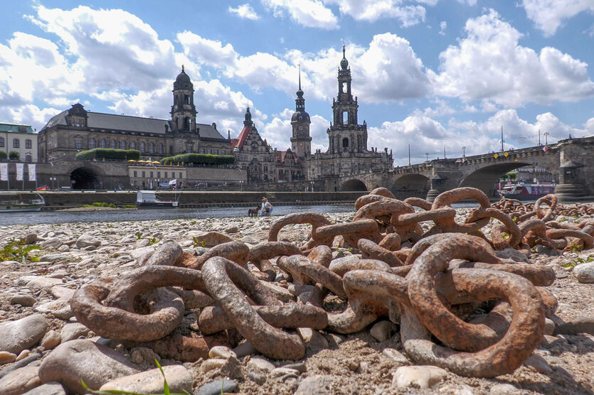 Halb ausgetrocknete Flußbett der Elbe, im Vordergrunde eine verrostete Ankerkette, im Hintergrund die Dresder Altstadt