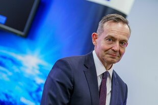 Volker Wissing vor einem strahlend blauen Hintergrund