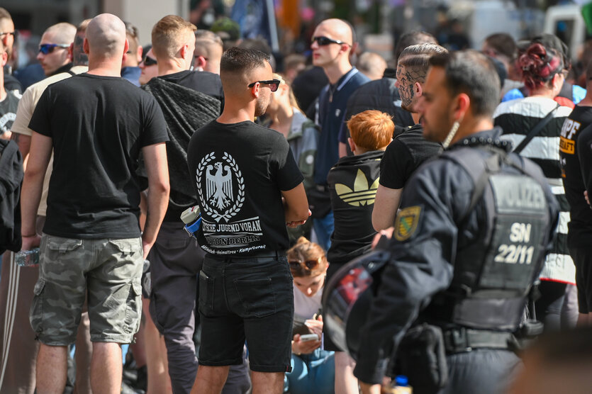 Ein Demonstrations-Teilnehmer trägt ein T-Shirt der Deutsche Jugend Voran (DJV), einer rechtsextremen Jugendgruppe aus Berlin, auf dem Gegenprotest der Neonazis zum CSD in Bautzen 2025